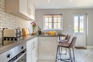 ميكروويف، فرن، غسالة أطباق، مستلزمات طهي/أطباق/أوعية