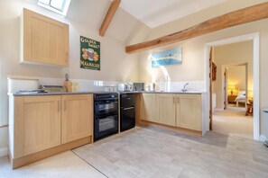 ميكروويف، فرن، غسالة أطباق، كرسي للأطفال