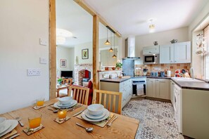 Oven, highchair, cookware/dishes/utensils - 2 Bed in Wooler (oc-r29229) (Kirknewton)