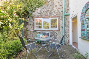 Outdoor dining - 2 Bed in Holt (oc-m29326) (Holt)