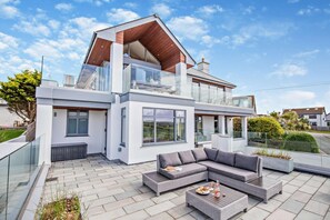 Terrace/patio - 4 Bed in Newquay (oc-e18073) (Newquay)