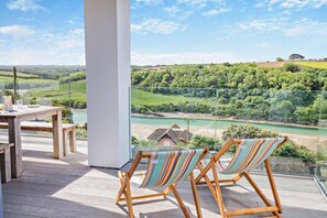 Outdoor dining - 4 Bed in Newquay (oc-e18073) (Newquay)