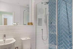 Hair dryer, towels - 4 Bed in Newquay (oc-e18073) (Newquay)