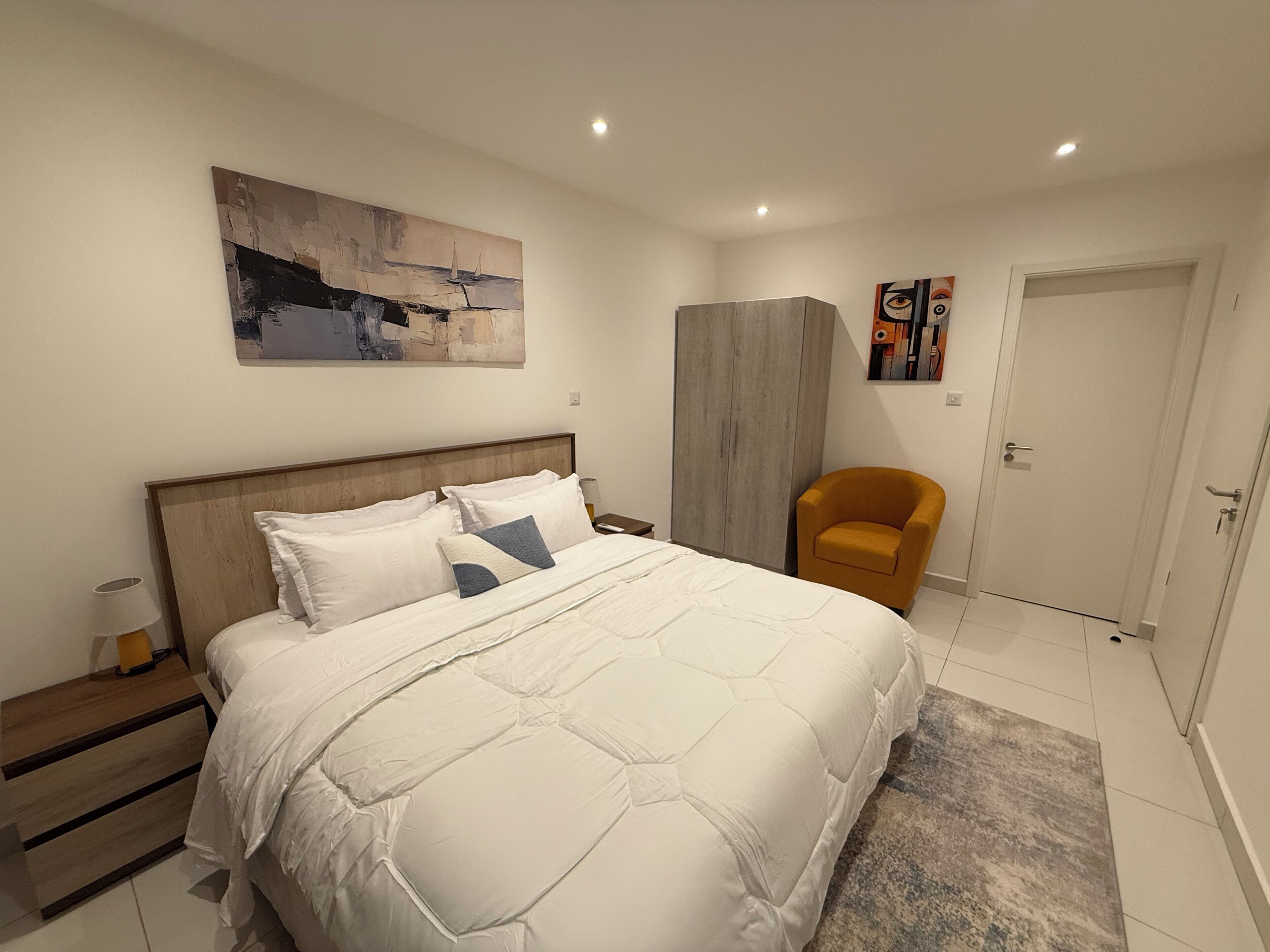 Iron/ironing board, free WiFi, bed sheets