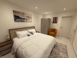 Een strijkplank/strijkijzer, gratis wifi, beddengoed