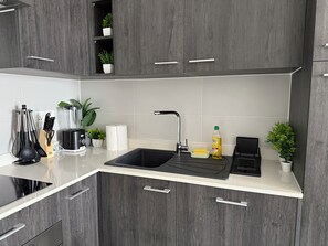 電 子レンジ、オーブン、コンロ、食器洗い機