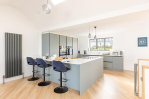Microwave, oven, dishwasher, cookware/dishes/utensils - 5 Bed in St. Ives (oc-c28961) (Saint Ive)