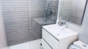 Douche, sèche-cheveux, serviettes fournies
