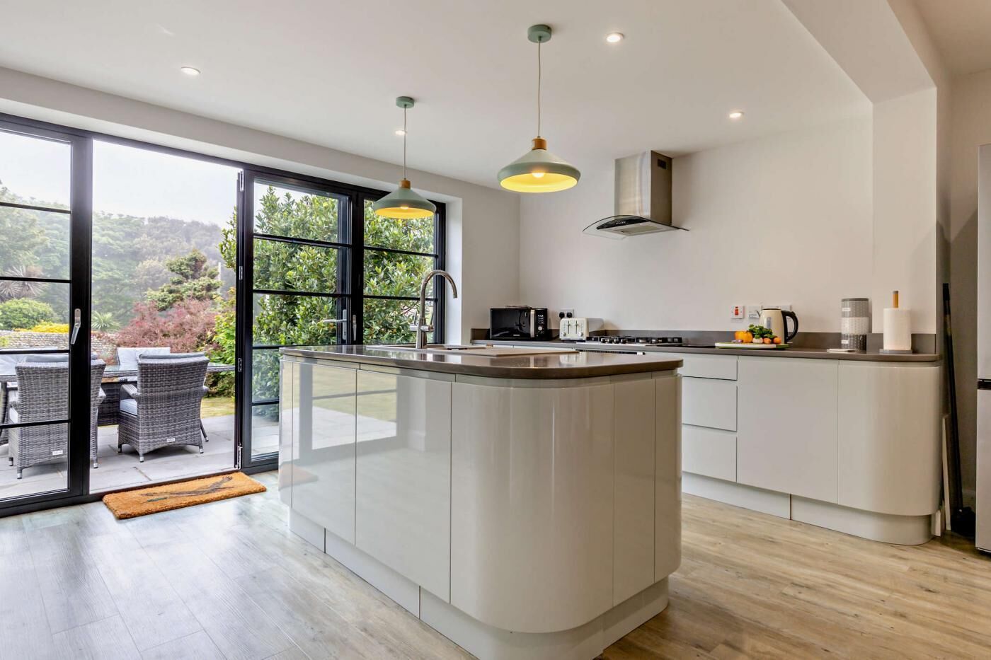 Micro-ondas, fogão, lava-louças, cadeirão de bebê