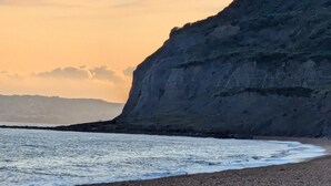 Paesaggio costiero con una scogliera e una spiaggia.