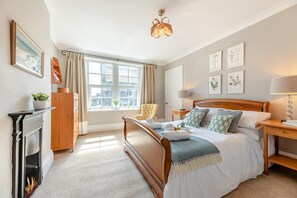 Tabla de planchar con plancha, wifi gratis y ropa de cama