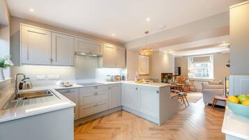 Horno, lavavajillas, periquera y utensilios de cocina