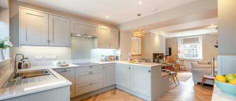 Horno, lavavajillas, periquera y utensilios de cocina