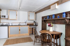 Microwave, cookware/dishes/utensils - 1 Bed in Talybont-on-Usk (oc-a29348) (Talybont-on-Usk)