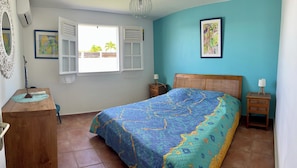 4 bedrooms, iron/ironing board, travel cot, Internet