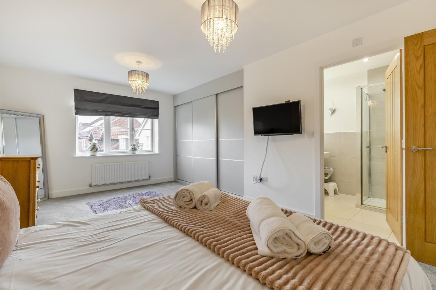 Tabla de planchar con plancha, wifi gratis y ropa de cama 