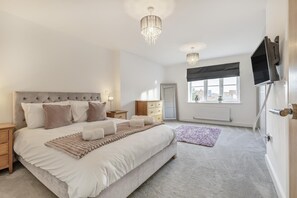 Iron/ironing board, travel cot, free WiFi, bed sheets - 4 Bed in Holt (oc-m24923) (Holt)