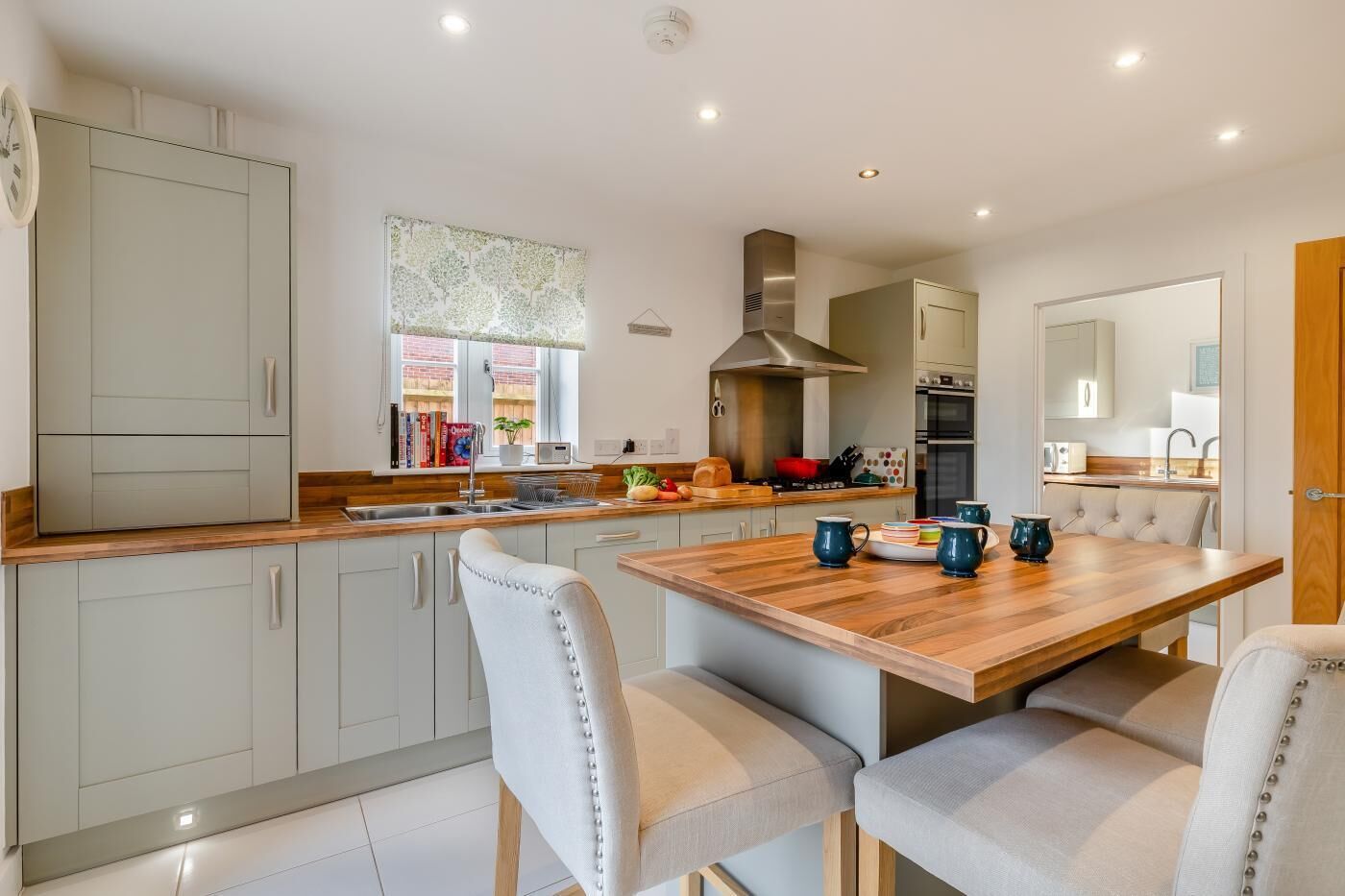 Microondas, horno, lavavajillas y trona infantil