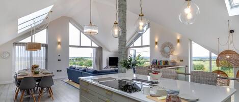 Mikrowelle, Ofen, Geschirrspüler, Kochgeschirr/Geschirr/Besteck