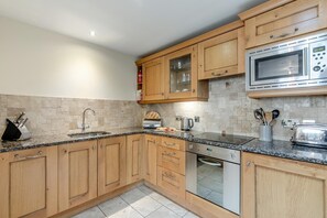 Oven, dishwasher, cookware/dishes/utensils - 1 Bed in Beadnell (oc-p29269) (Beadnell)