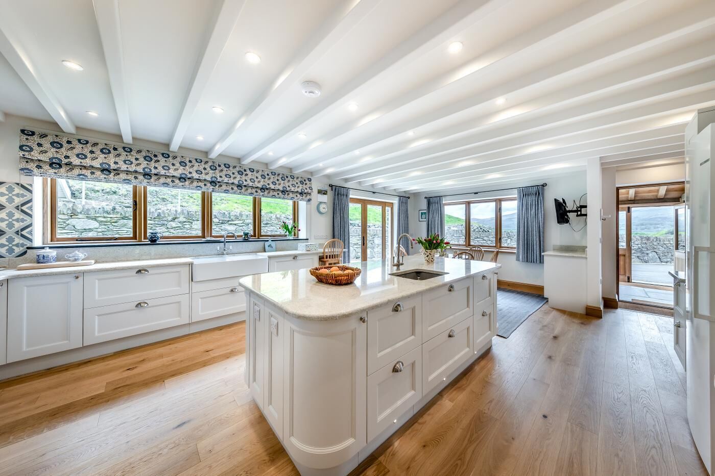 微波爐、焗爐、洗碗機、高腳椅