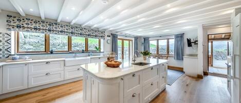 微波爐、焗爐、洗碗機、高腳椅