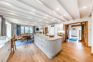 Mikroaaltouuni, uuni, astianpesukone, syöttötuoli