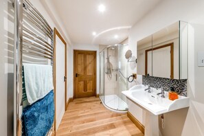 Towels - 4 Bed in Derwenlas (oc-c29244) (Machynlleth)