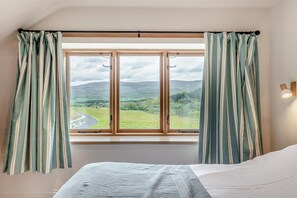 Iron/ironing board, travel crib, free WiFi, bed sheets - 4 Bed in Derwenlas (oc-c29244) (Machynlleth)