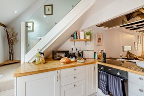 Microwave, oven, dishwasher, cookware/dishes/utensils - 1 Bed in Chilham (oc-t29281) (Chilham)
