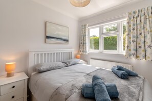 Travel crib, free WiFi, bed sheets - 3 Bed in Tenby (oc-o29381) (Tenby)