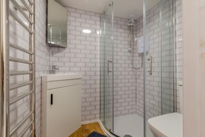 Towels - 3 Bed in Tenby (oc-o29381) (Tenby)