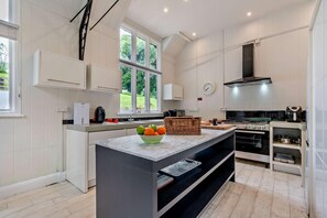 Oven, dishwasher, high chair, cookware/dishes/utensils - 3 Bed in Sandsend (oc-t29451) (Sandsend)