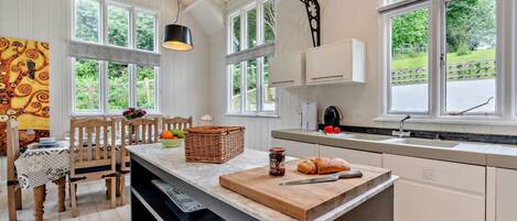 Uuni, astianpesukone, syöttötuoli, keittoastiat/astiat/ruokailuvälineet