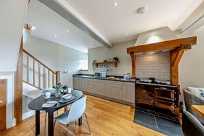 Microwave, oven, dishwasher, cookware/dishes/utensils - 1 Bed in Dyffryn Ardudwy (oc-g29349) (Dyffryn Ardudwy)