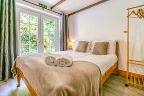 Iron/ironing board, travel cot, free WiFi, bed sheets - 3 Bed in Cambrose (oc-h29392) (Cambrose)