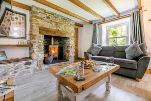 Fireplace - 3 Bed in Cambrose (oc-h29392) (Cambrose)