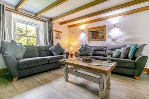 Fireplace - 3 Bed in Cambrose (oc-h29392) (Cambrose)