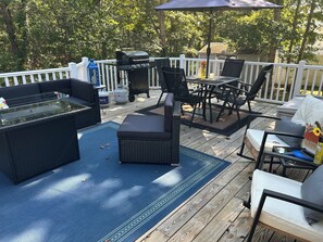 Outdoor dining - Port Jefferson Home Near Stony Brook University SBU (Port Jefferson Station)