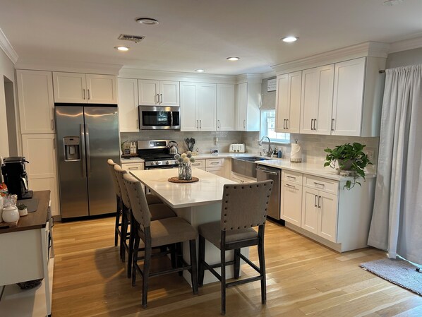 Microwave, oven, stovetop, dishwasher - Port Jefferson Home Near Stony Brook University SBU (Port Jefferson Station)