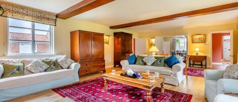 Televisión y chimenea