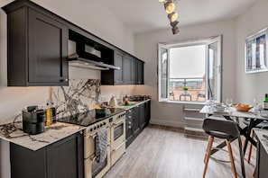 Microwave, oven, dishwasher, cookware/dishes/utensils - 1 Bed in Whitby (oc-b29243) (Whitby)