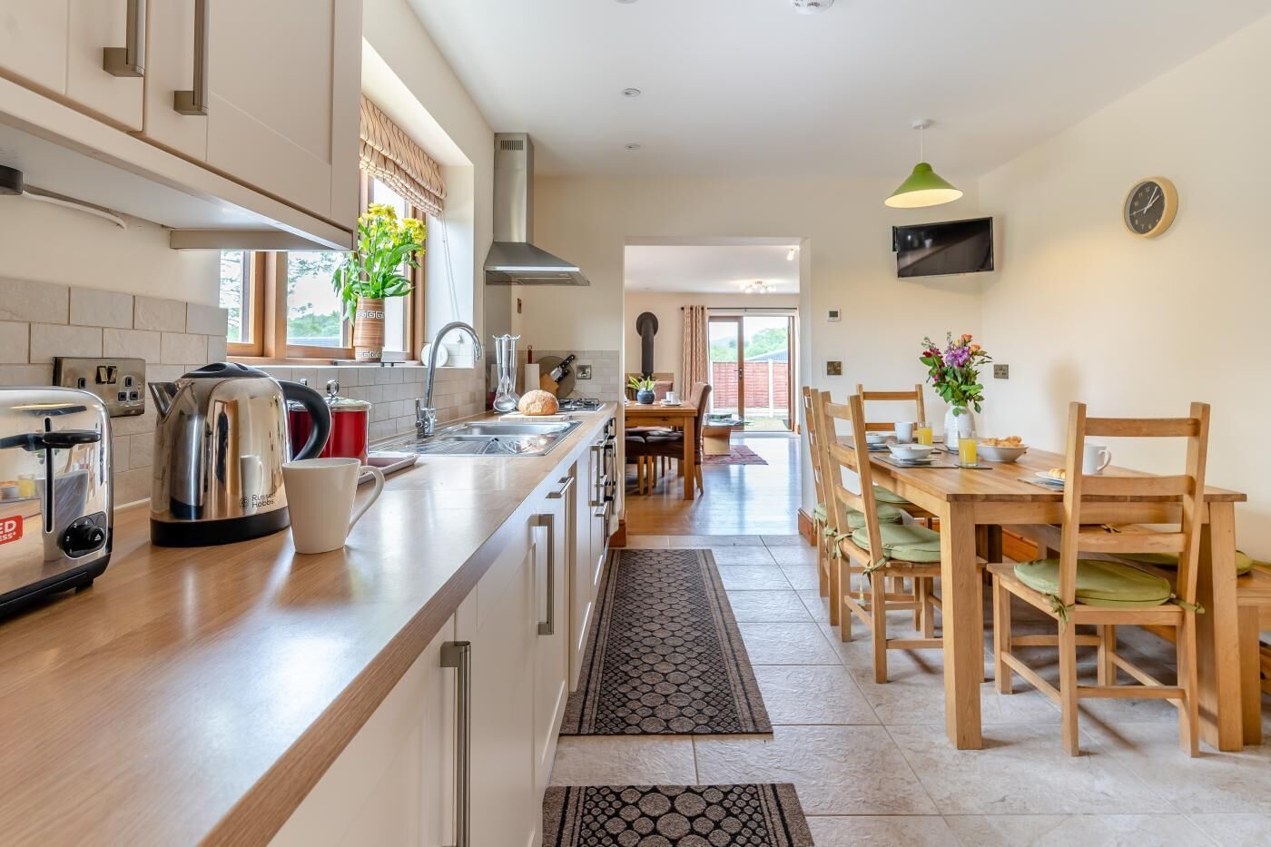 Mikrowelle, Ofen, Geschirrspüler, Hochstuhl