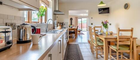 Mikrowelle, Ofen, Geschirrspüler, Hochstuhl