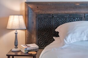 Tabla de planchar con plancha, wifi gratis, ropa de cama