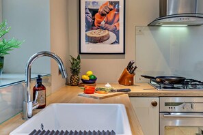 Microondas, horno, lavavajillas y utensilios de cocina