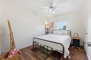 4 bedrooms, WiFi, bed sheets - KC Retreat – 9 Minutes to Soccer Stadium! (Kansas City)