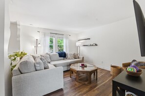 Smart TV, books - KC Retreat – 9 Minutes to Soccer Stadium! (Kansas City)