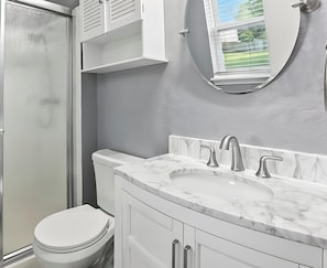 Shower, towels, soap, toilet paper - KC Retreat – 9 Minutes to Soccer Stadium! (Kansas City)