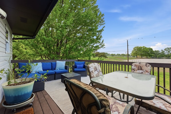 Outdoor dining - KC Retreat – 9 Minutes to Soccer Stadium! (Kansas City)